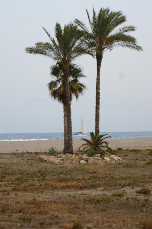 Apartamento en Vera a 300 m de la playa, con patio y salida directa a calle Exterior foto